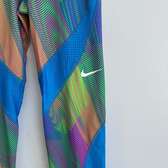 Nike Pro Multicolor Hypercool Frequency Stretchy Capri Leggings | Size Medium - Picture 6 of 10